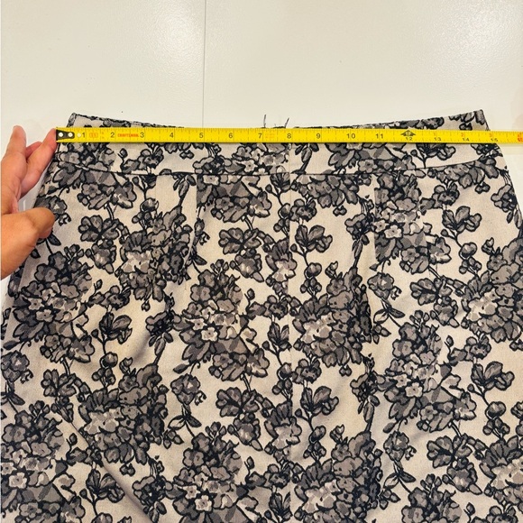 Ann Taylor Black and Cream Floral Pencil Skirt size 4 mint condition - Picture 6 of 8